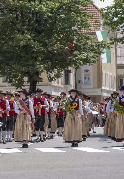 Musikfest-Umzug mit Trachtenkapelle auf einer Straße