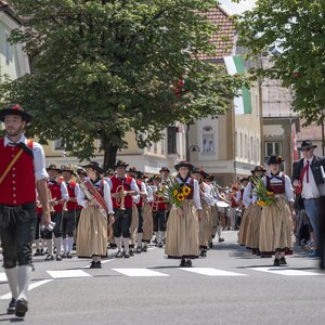Musikfest-Umzug mit Trachtenkapelle auf einer Straße