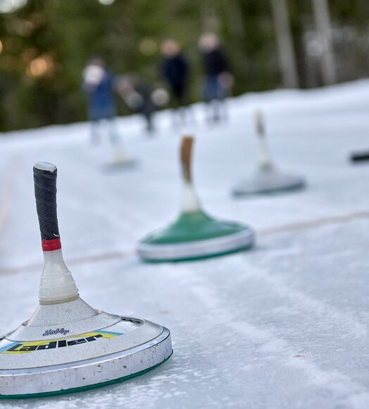 Eisstöcke auf Eisfläche, im Hintergrund verschwommene Personen