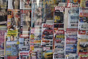 Zeitschriftenständer mit vielen verschiedenen Magazinen und Zeitschriften