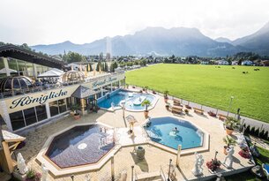Draufsicht auf Kristall Therme mit Pools, Liegebereich und Bergpanorama