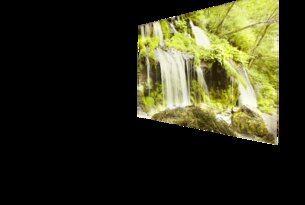 Wasserfall im Wald, teilweise verpixelt und vor schwarzem Hintergrund