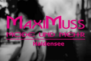 Unscharfes Schwarzweißfoto mit pinkfarbenem Schriftzug "Maximus Mode und Mehr Haldensee"