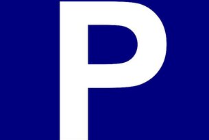 Blaues Parkplatzschild mit weißem P