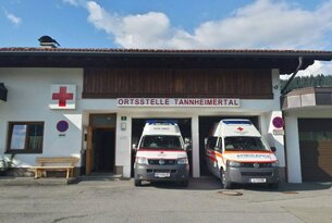 Ortsstelle Tannheimertal mit zwei Rettungswagen vor dem Gebäude
