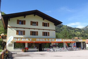 Sportgeschäft Müller mit Fahrrädern vor dem Eingang