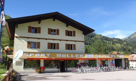 Sportgeschäft Müller mit Fahrrädern vor dem Eingang