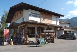 Tannheimer Schuhstrol, ein Schuhgeschäft mit Holzfassade und Auslage vor dem Eingang