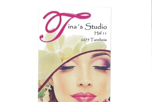 Werbung für Tina's Studio mit Frau, Orchidee und pinkfarbenen Akzenten