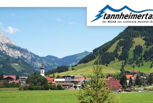 Dorf in grüner Landschaft mit Bergen und blauem Himmel, Logo "Tannheim" oben rechts