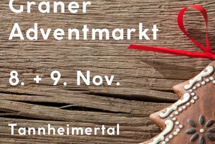 Grüner Adventmarkt Tannheimertal mit Lebkuchen-Tannenbaum vor Holzhintergrund