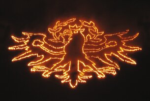 Leuchtender Adler mit Krone und Lorbeerkranz vor dunklem Hintergrund