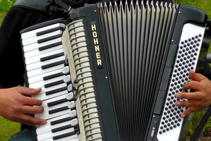Akkordeon der Marke Hohner wird gespielt