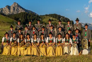 Blaskapelle in Tracht vor Bergkulisse