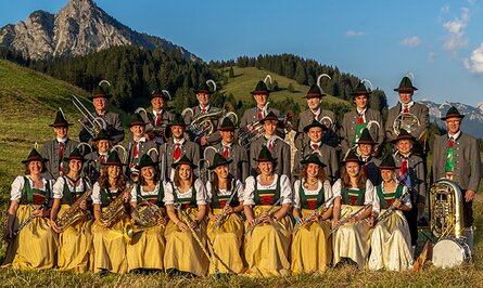 Blaskapelle in Tracht vor Bergkulisse