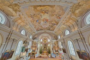 Innenansicht einer Kirche mit Deckenfresko, Altar und Fenstern