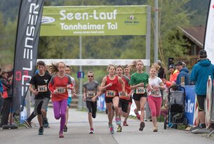 Kinder laufen beim Seen-Lauf Tannheimer Tal
