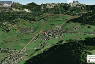 Luftaufnahme einer grünen Landschaft mit Bergen im Hintergrund