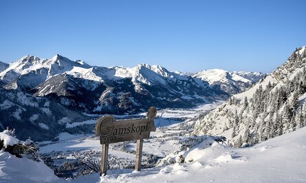 Winterliche Berglandschaft mit Schild Gamskopf