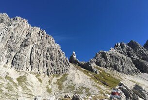 Felsige Berglandschaft unter blauem Himmel