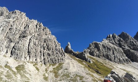 Felsige Berglandschaft unter blauem Himmel