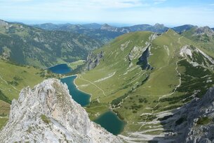 Berglandschaft mit Seen und Wanderwegen aus der Vogelperspektive