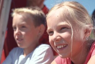 Lächelndes Mädchen und Junge schauen in die Ferne