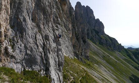 Kletterer an steiler Felswand im Gebirge