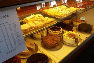 Kuchen und Torten in einer Auslage