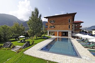 Hotel mit Pool, Liegewiese und Bergblick