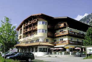 Hotel mit Balkonen und Restaurant im Alpenstil