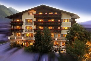 Hotel mit Balkonen und Blumenkästen bei Dämmerung