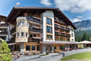 Hotelgebäude mit Balkonen und Blumenkästen