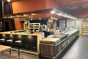 Innenaufnahme einer Bar mit Tresen und Regalen
