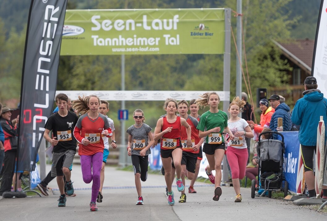 Kinder laufen beim Seen-Lauf Tannheimer Tal über eine Straße