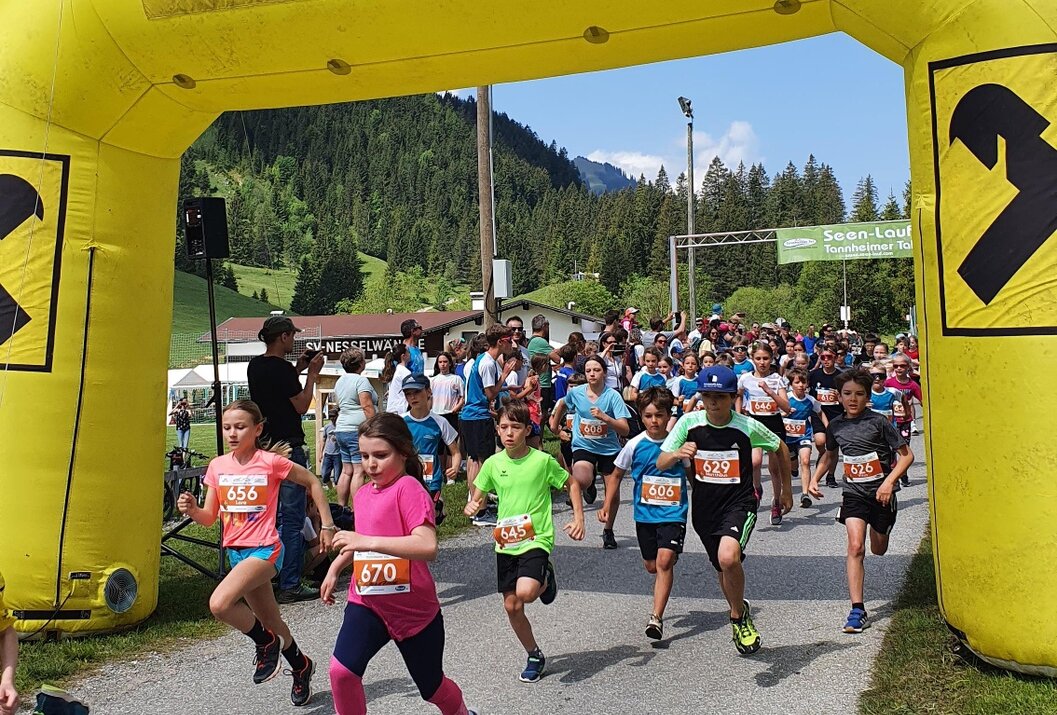 Kinderlauf unter gelbem Raiffeisenbank-Torbogen