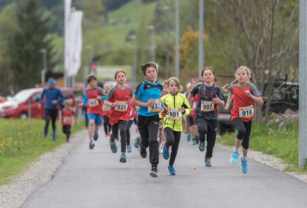Kinder laufen einen Wettlauf auf einer Straße