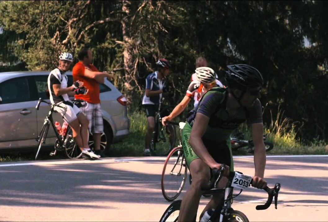 Radfahrer machen Pause am Straßenrand neben einem Wald