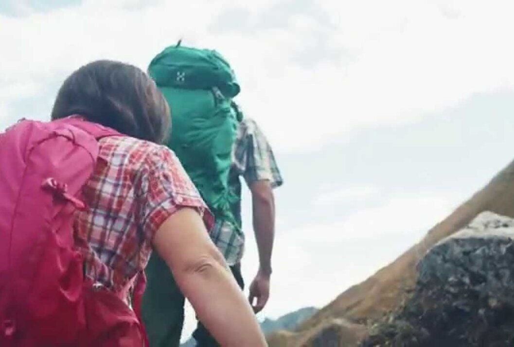 Wanderer mit Rucksäcken auf einem Bergpfad