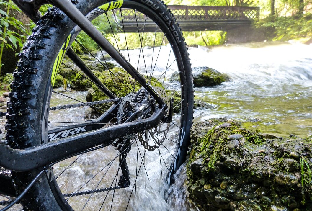 Fahrrad im Fluss, Brücke im Hintergrund