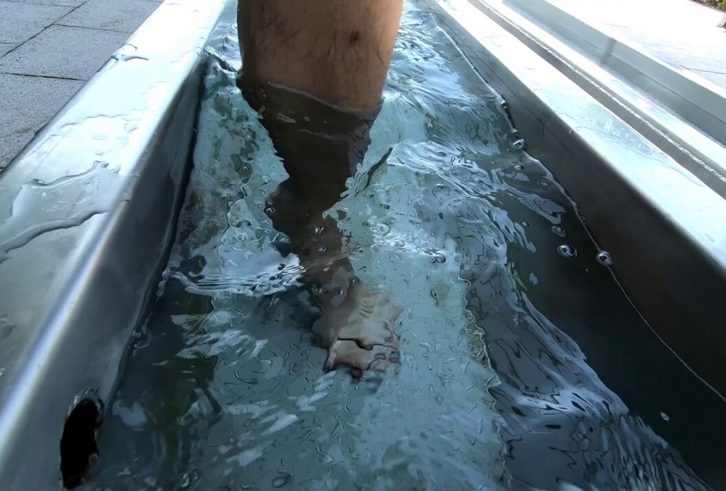 Fuß in einem Wasserbecken