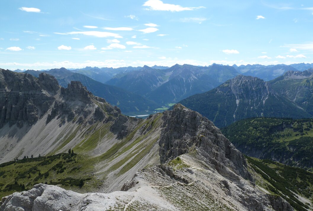 Berglandschaft mit felsigen Gipfeln unter blauem Himmel