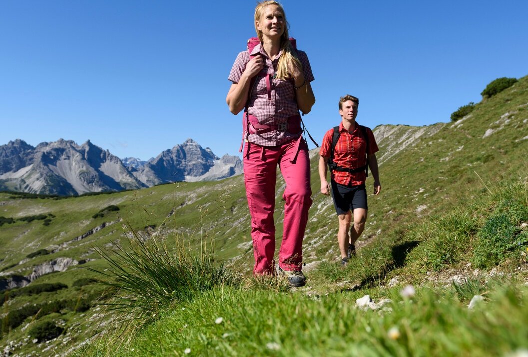 Wanderndes Paar in Berglandschaft bei Sonnenschein