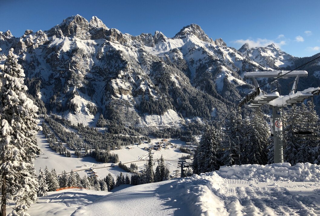 Verschneite Berglandschaft mit Skipiste und Liftanlage im Winter