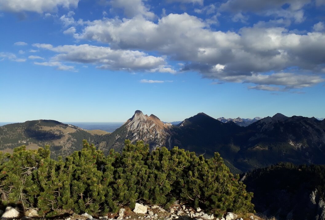 Berglandschaft mit Gipfeln unter blauem Himmel mit Wolken