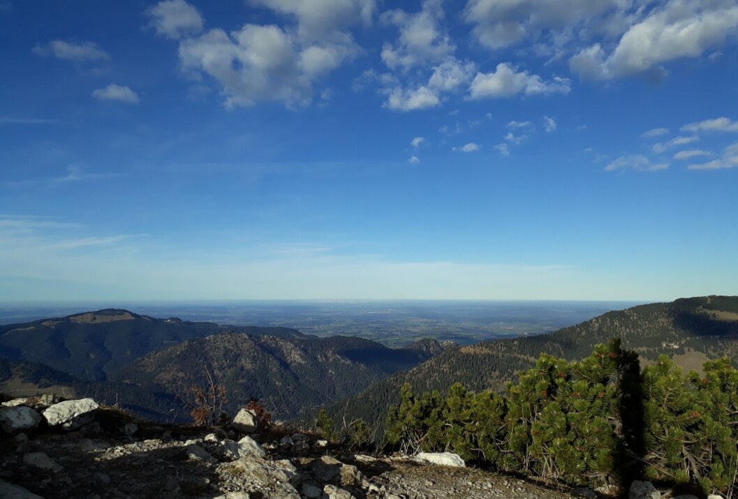Berglandschaft unter blauem Himmel mit Wolken