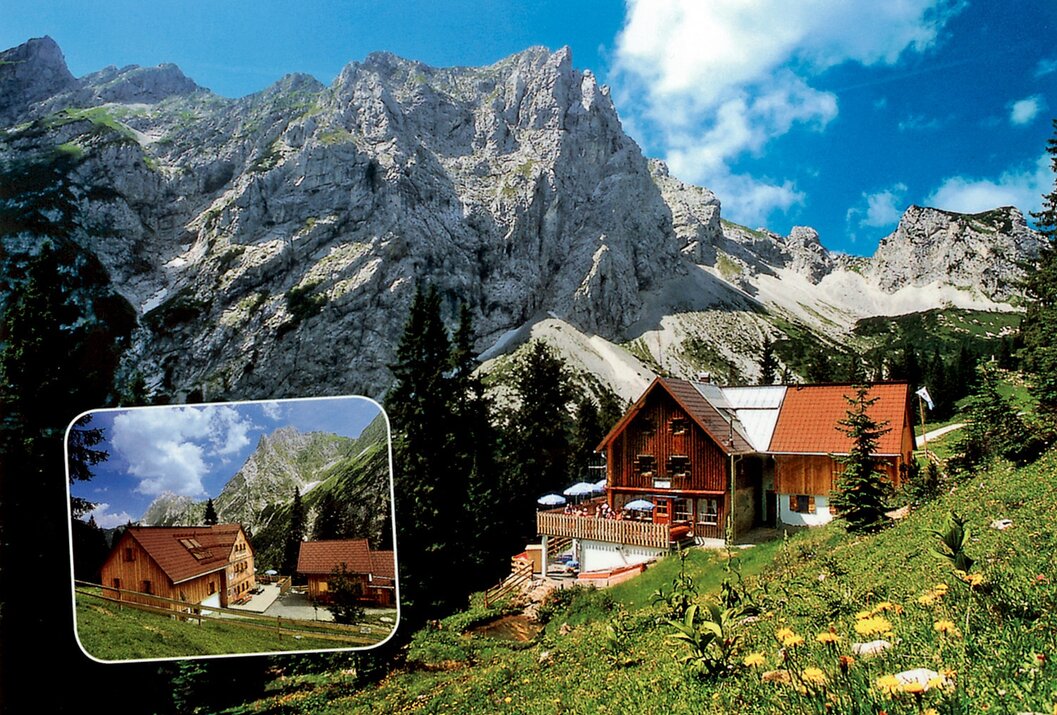 Berghütte vor Bergmassiv, im Vordergrund grüne Wiese und Bäume, links unten kleines Vorschaubild der Hütte