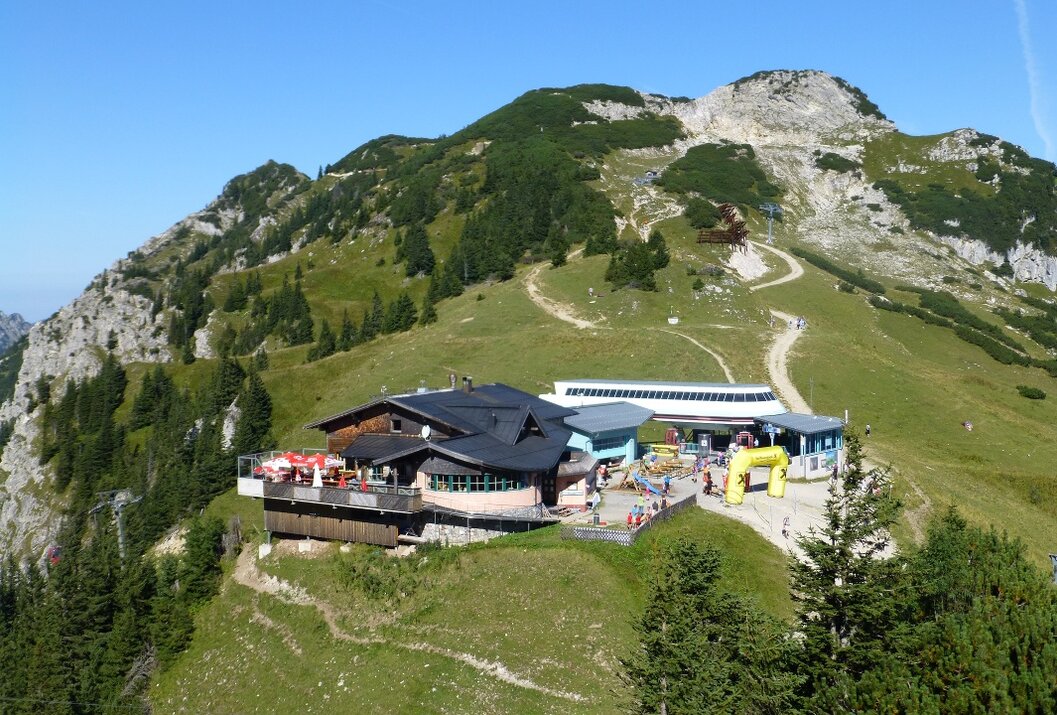 Berglandschaft mit Hütte und Wanderwegen im Sommer