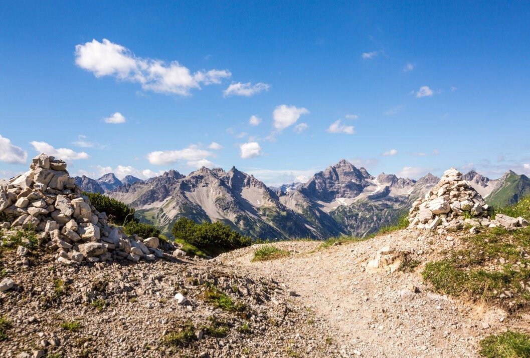 Berglandschaft mit Wanderweg unter blauem Himmel mit Wolken