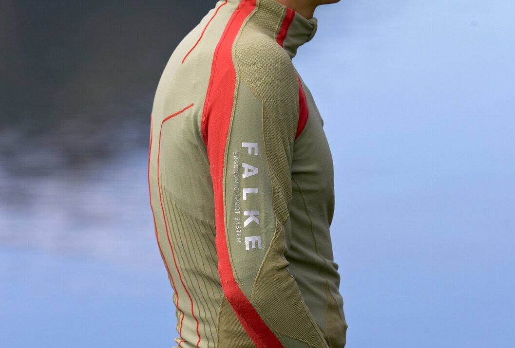 Mann mit Falke-Funktionsshirt vor unscharfem Hintergrund